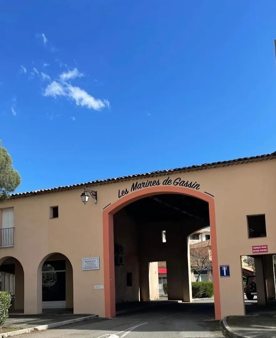 Apartman Refait A Neuf Standing Bord De Plage Et Piscine Proche De St Trop Gassin