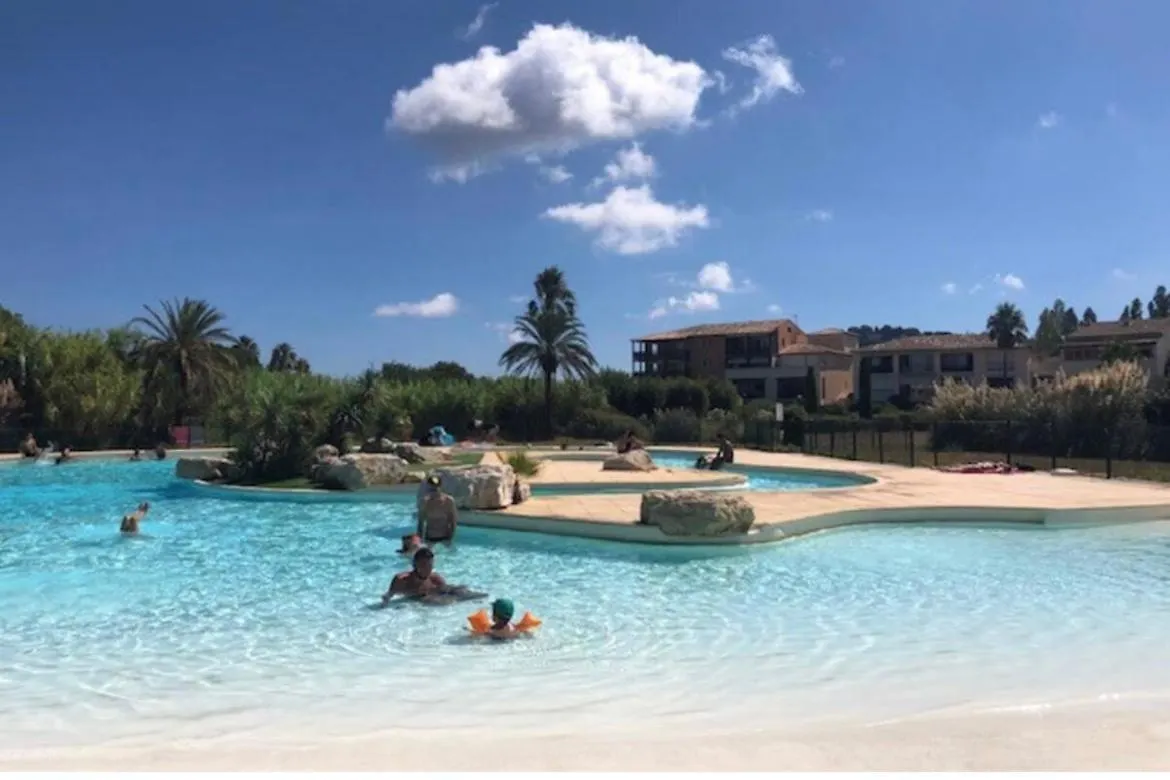 Refait A Neuf Standing Bord De Plage Et Piscine Proche De St Trop Gassin
